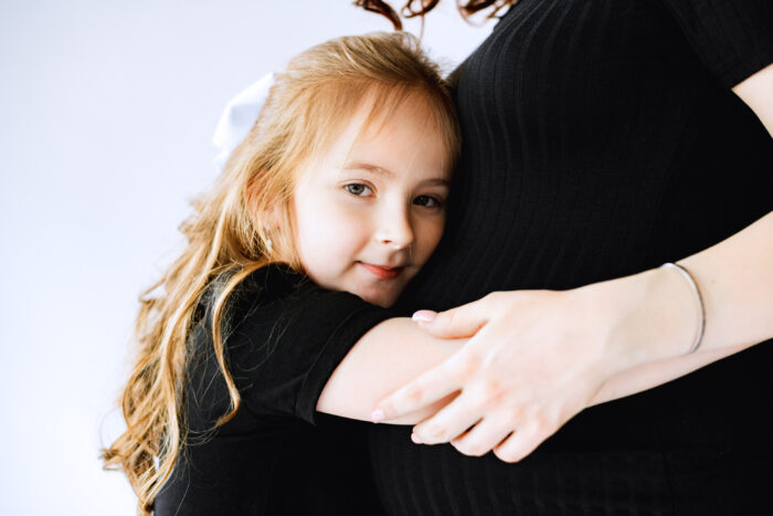 Babybauchshooting im Fotostudio. Foto 6