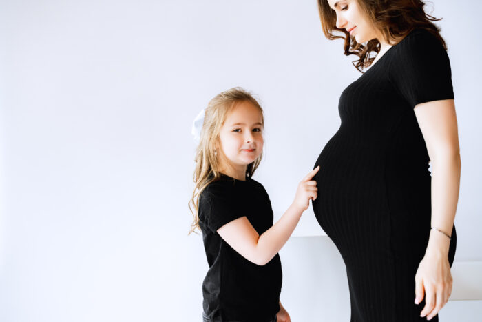 Babybauchshooting im Fotostudio. Foto 4